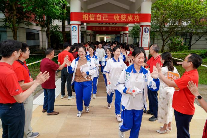 高考首日！清远28340名考生赴考！在每个学校，考生进考场前，老师们都把最美的祝