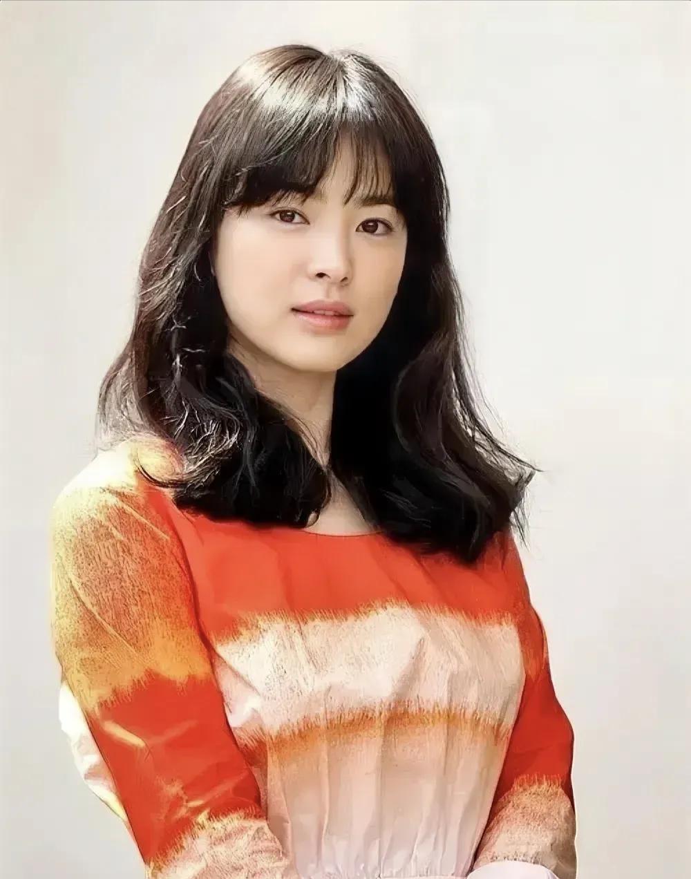 这才是真正的纯天然美女，干净，清纯，看起来很自然，比那些过度打扮、浓妆艳抹的明星