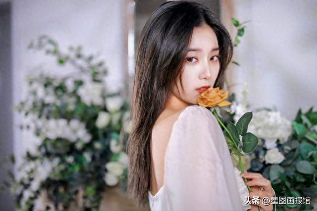 西瓜与鲜花相伴！徐艺洋简约白衬衫造型，干净清爽超治愈