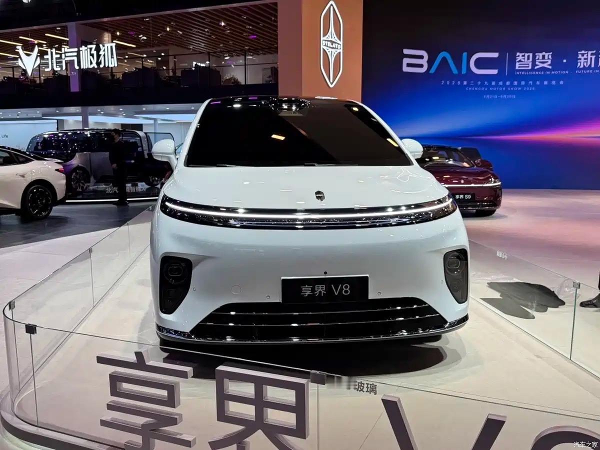 2026成都车展享界V8登台亮相，属于鸿蒙智行矩阵当中的家用SUV。外观设计简约