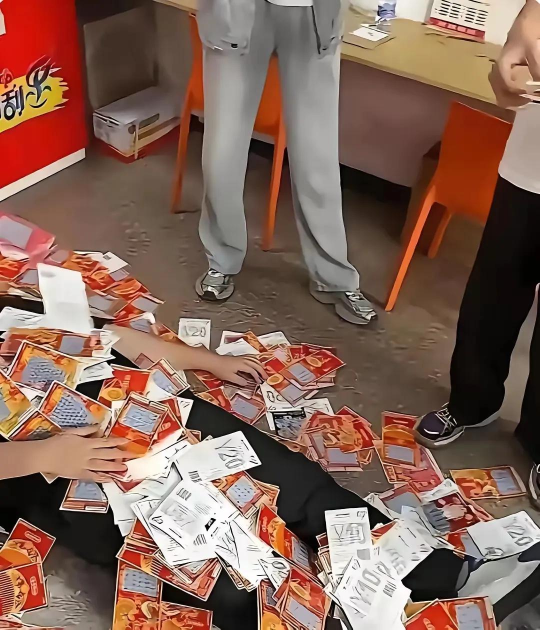 大哥豪掷21万包圆刮刮乐，结果血亏7万多!
有位大哥是真牛，直接把彩票点的刮刮乐