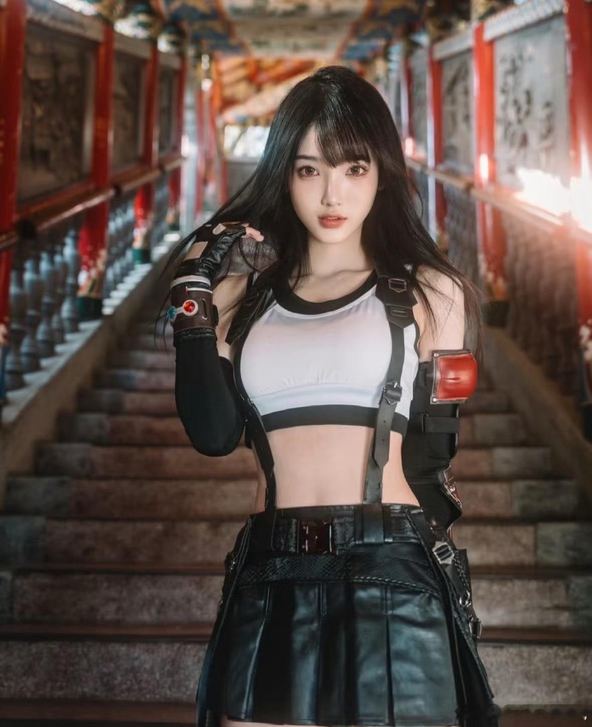 林俊杰在妈妈生日当天晒照官宣恋情，女友七七搂着林妈妈肩膀，看来林妈妈很喜欢七七，