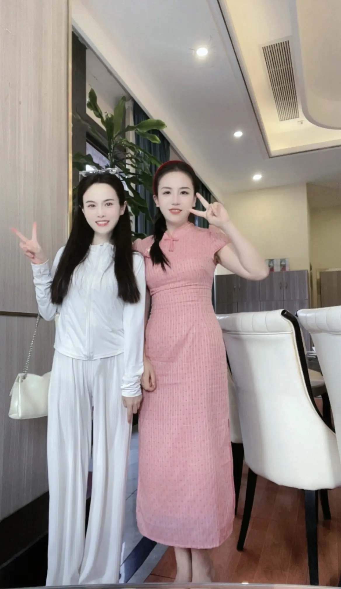 我和我的姐姐👧。其实我想给她们说我想去修仙，我觉得其实我每天就是吃点...