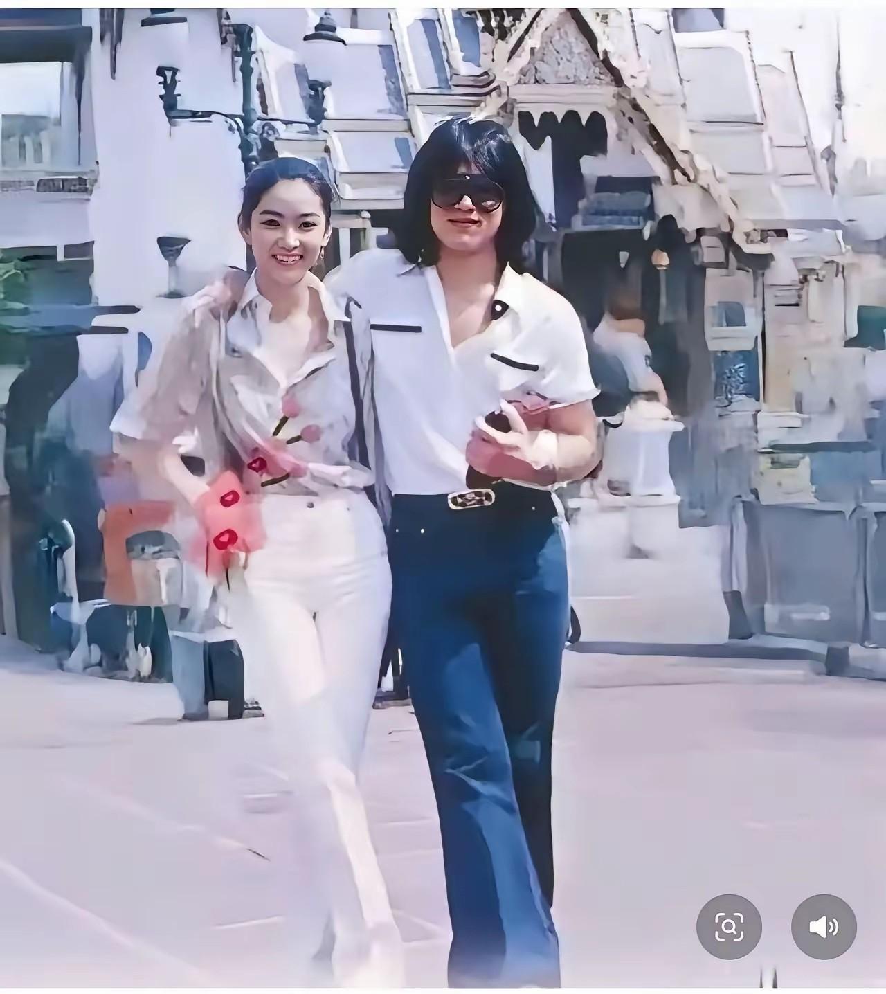 1979年，林青霞与成龙同游泰国时，在街头留下美好合影。那时候林青霞25岁，美若