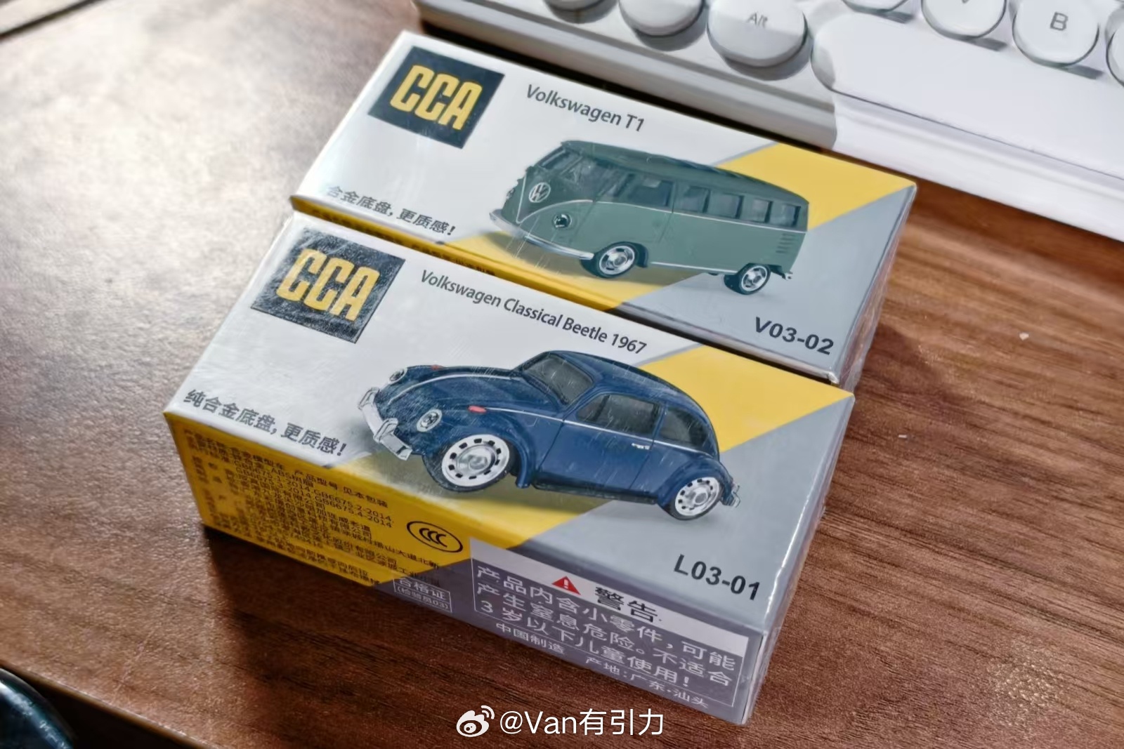 买不起1:8的，淘两个小比例的也不错。刚好一个放甲壳虫上，另一个放凯路威上经典老