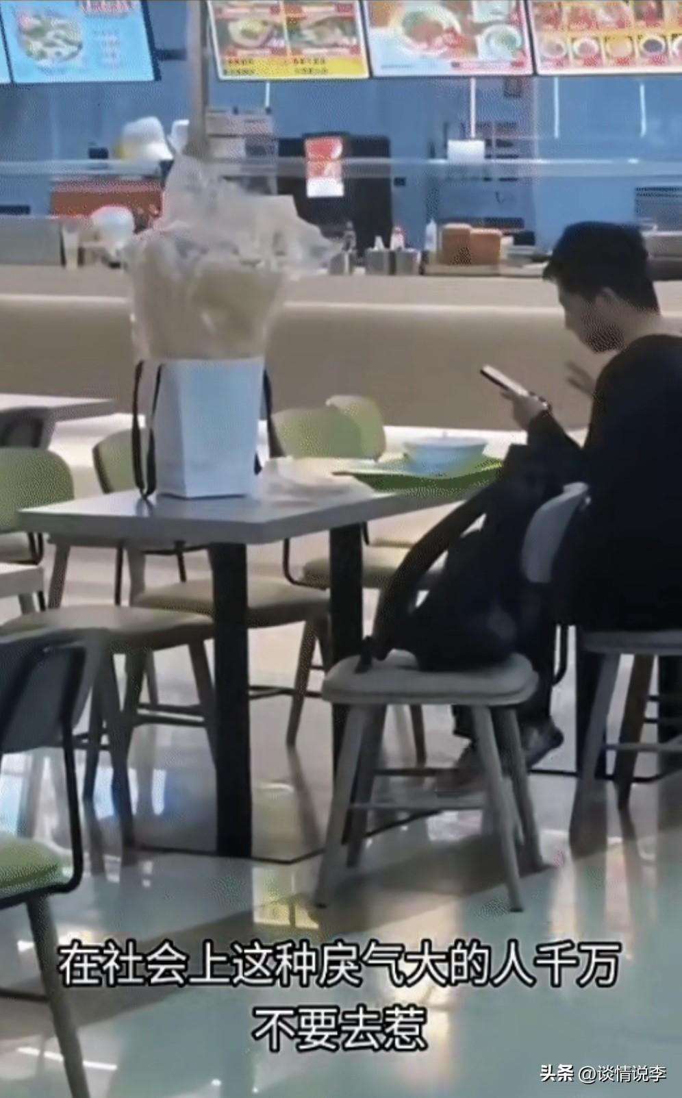 这个表白失败的男生，他的父母要哭晕在厕所里了。

满心欢喜地抱着一束鲜花跑到食堂