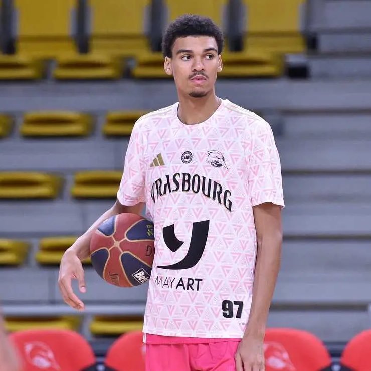 奥斯卡·文班亚马今日在法国U21联赛斯特拉斯堡队战胜BCM队的比赛中，打出了本赛