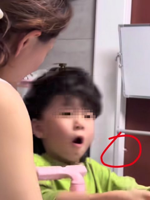 妈妈辅导作业一巴掌撞掉孩子门牙辅导作业确实很让人崩溃 但是应该用恰当的方式来进行