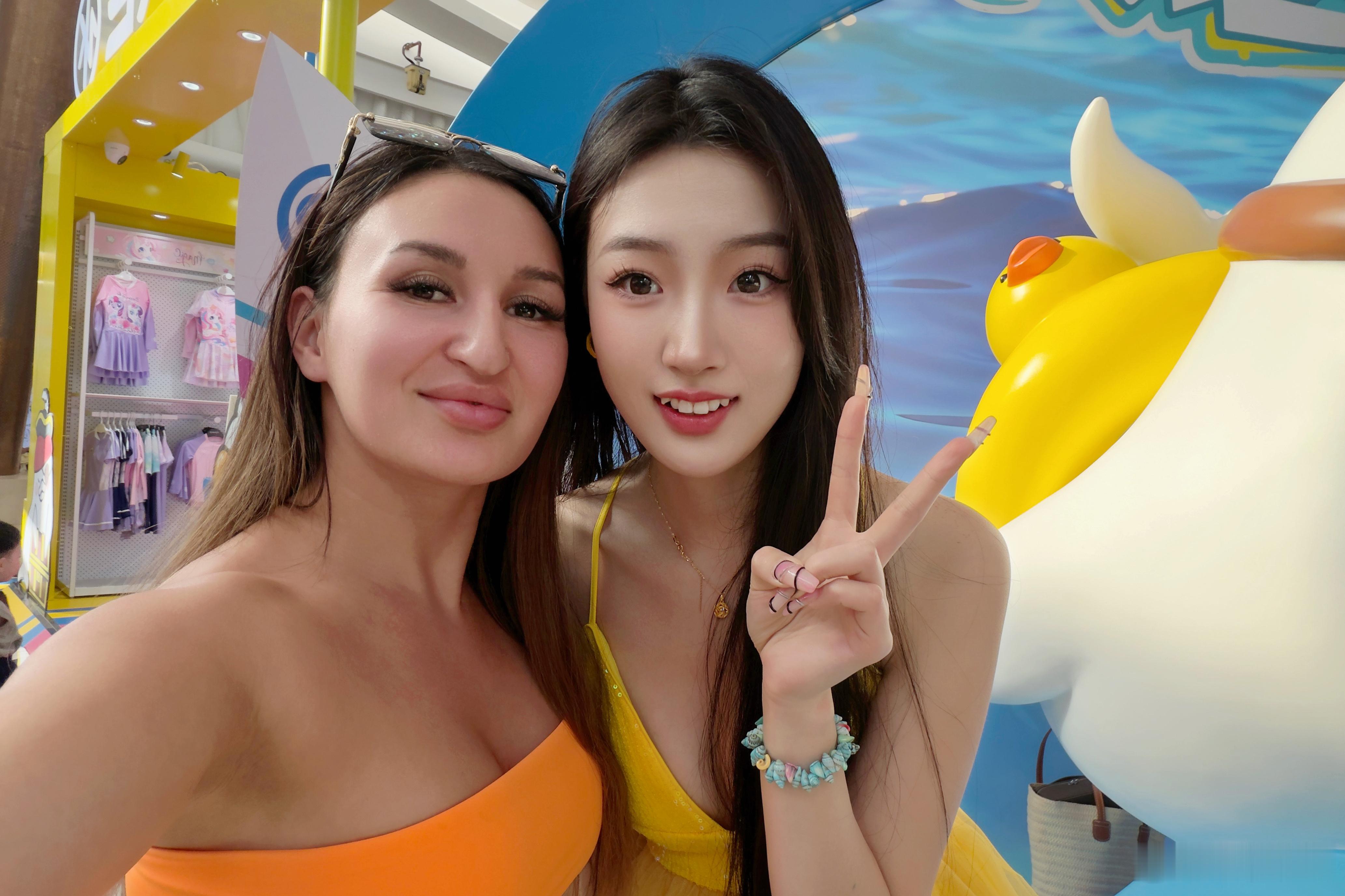 今天去亚特兰蒂斯拍广告期间有个俄罗斯小姐姐🇷🇺糙着一口俄语来了非常热情的要跟