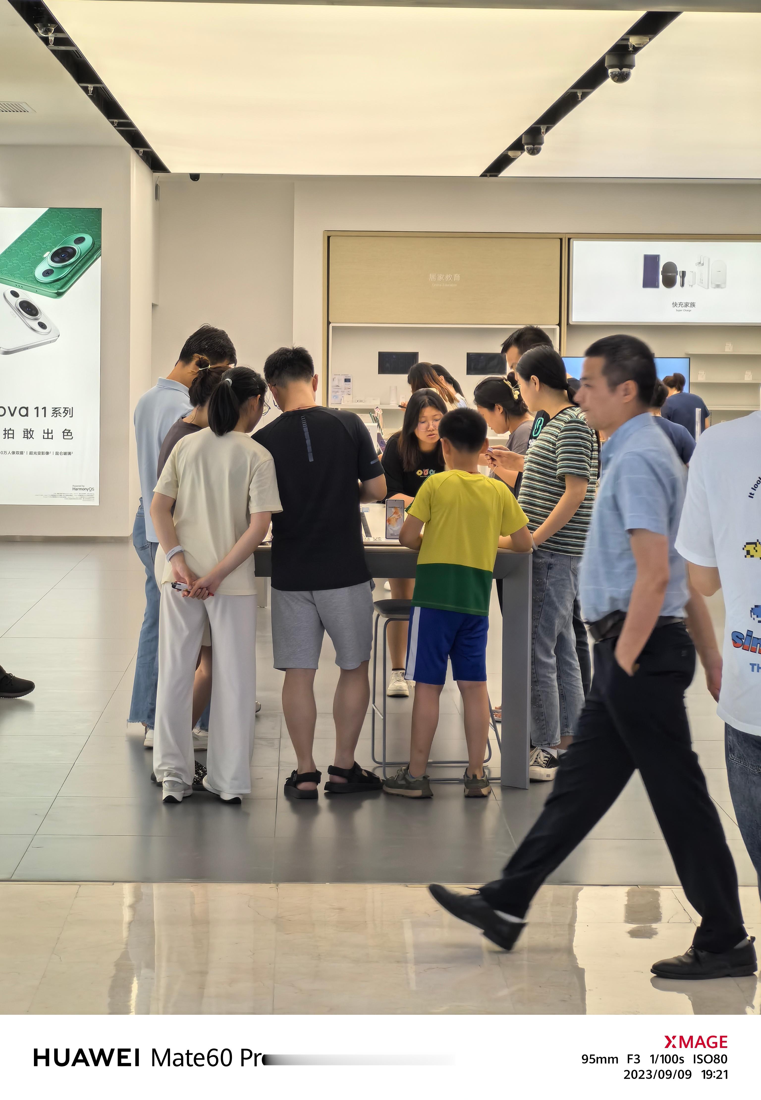 都发布这么多天了，华为店里还是有一堆人围着mate60Pro看来看去，真的火啊 