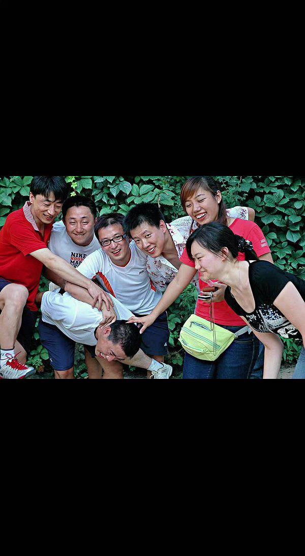 📸那年夏天真热闹！绿叶爬满墙，我们笑成一团🤣。青春是场不NG的闹剧，回忆里都