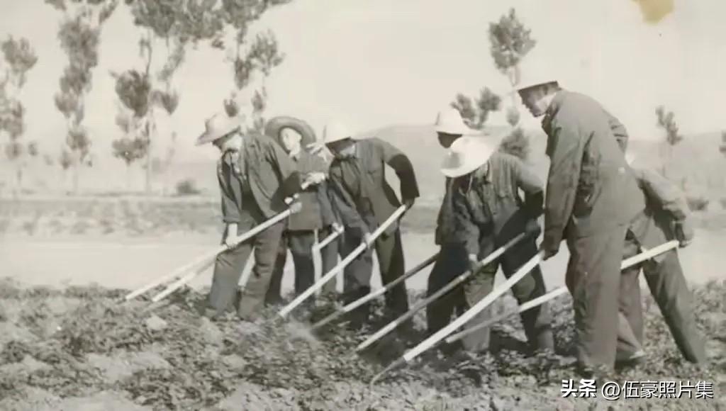 1973年，时任第38军副政委兼中共保定地委第一书记、保定地区革委会主任徐炜（右