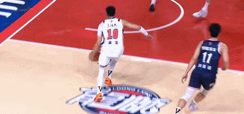 广东男篮vs龙狮男篮 奎因这个扣篮太猛了！广东半场52-24领先广州，直接一边倒