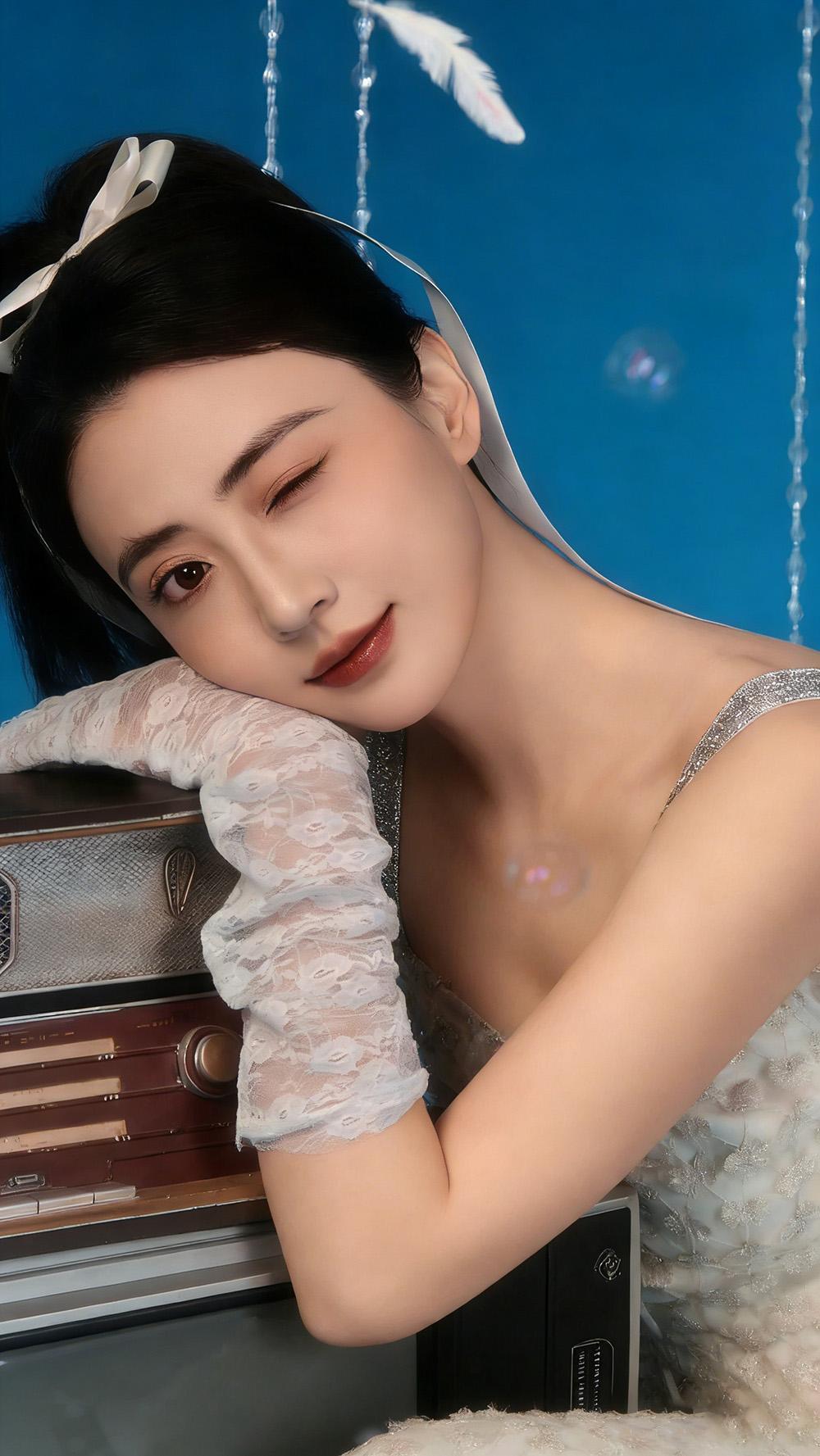 来自成都的自由插画师苏晚，身着浅银灰吊带裙与蕾丝手套的造型，衬得她86/60/8