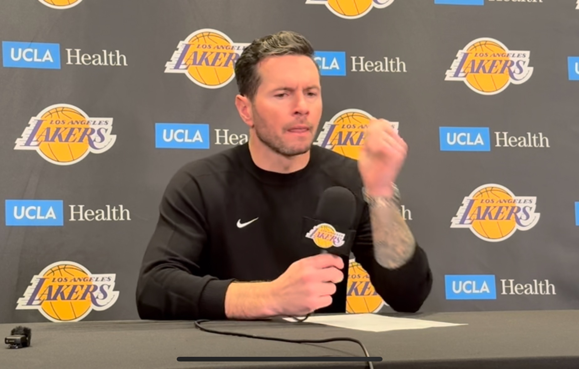 雷迪克表示，湖人队今晚的比赛打得“团结一心、彼此成就”。他称这场比赛是球队本赛季