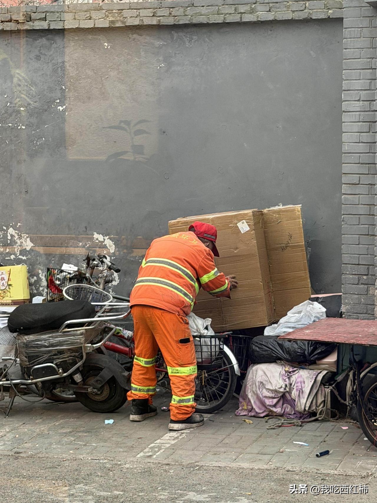 希望这个世界因我而变得好一点点
坐在咖啡馆里，看着路上来来往往的行人，穿着体面的