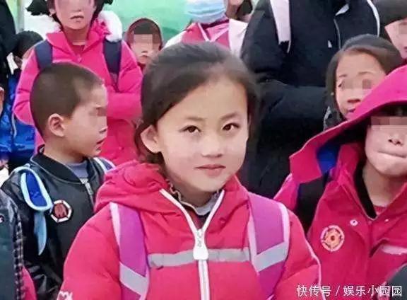 拒百万签约的小女孩，现在后悔了吧？宁夏7岁的铁嘉欣凭6秒微笑火遍全网。当时支教老