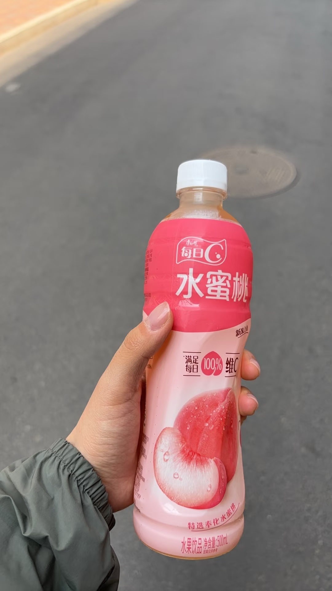 1瓶康师傅水蜜桃只有0.01克水蜜桃汁这不是小甜水嘛，能指望有多少真材实料啊