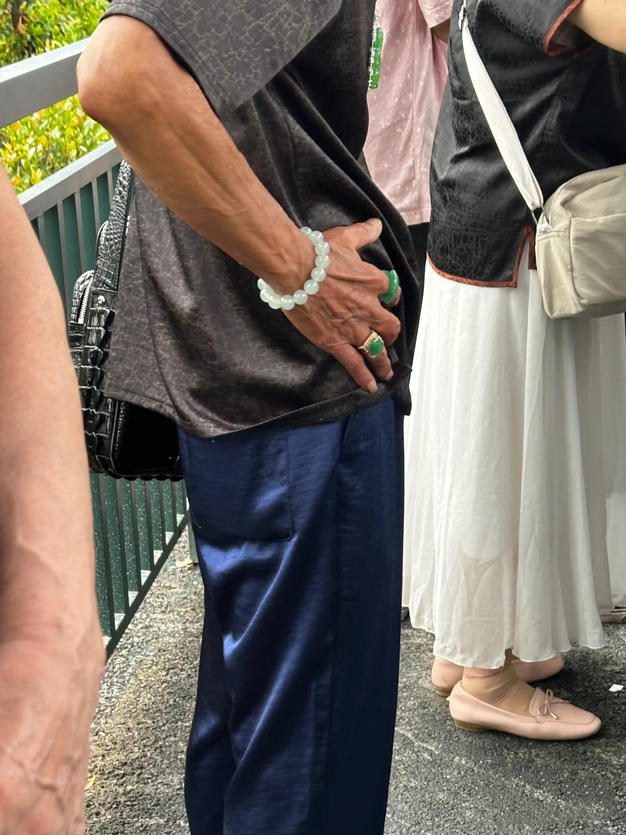 广东路边的一个大爷

白冰手串+香云纱+鳄鱼皮包

这不比LV、爱马仕带劲？
