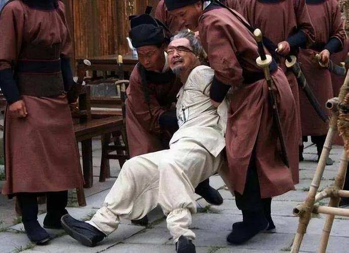 清朝大狱的黑牢里，犯人老张被倒吊在刑架上，嘴巴里吐出一条条混着胃液的面条，像两条