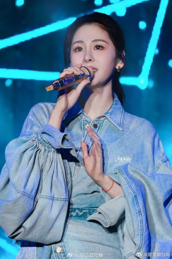 张碧晨和千名大学生大合唱张碧晨校园音乐节杀疯了！全开麦实力超稳，和大学生大合唱的