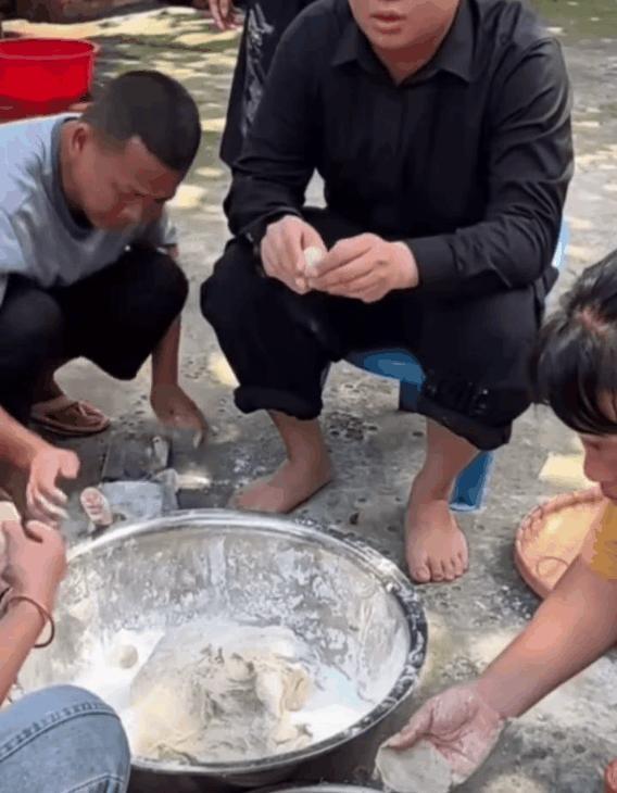 全妹儿一家人在一起包饺子，爸爸妈妈和哥哥的擀皮方式真让人惊讶。从未见过他们居然用