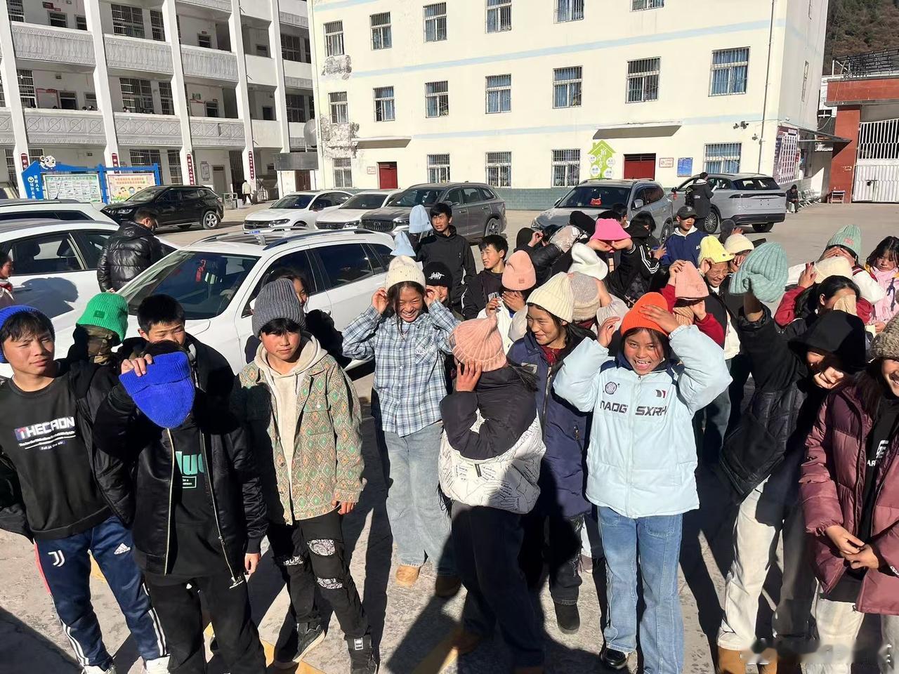 台州邮政开辟公益绿色通道温暖大凉山的孩子  邮政绿牵起山海情，台州公益绿色通道，