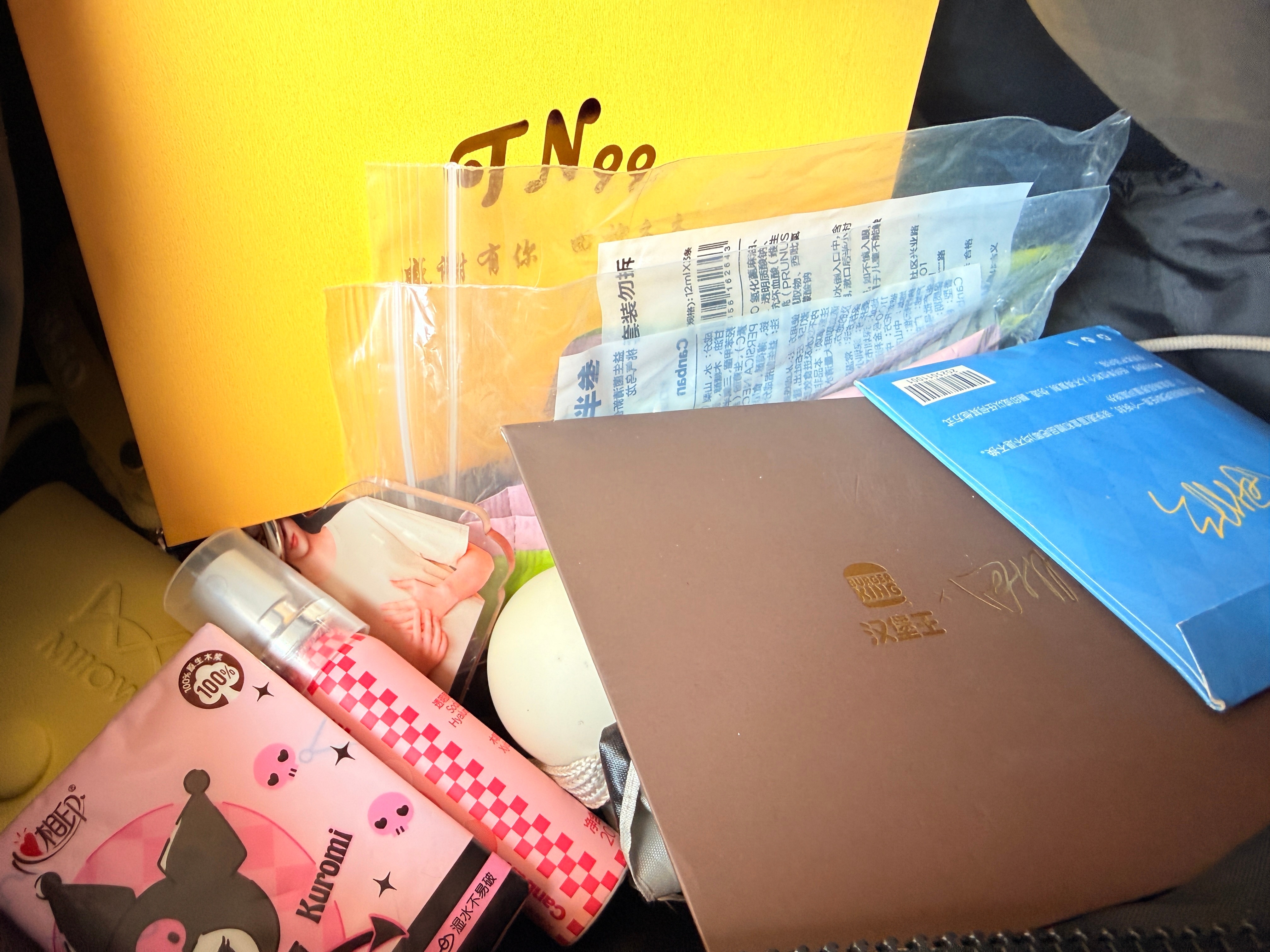 展示一下我的包，我之前不是说自己出门想不起来带周边嘛，这次除了耳机包是我的其他都