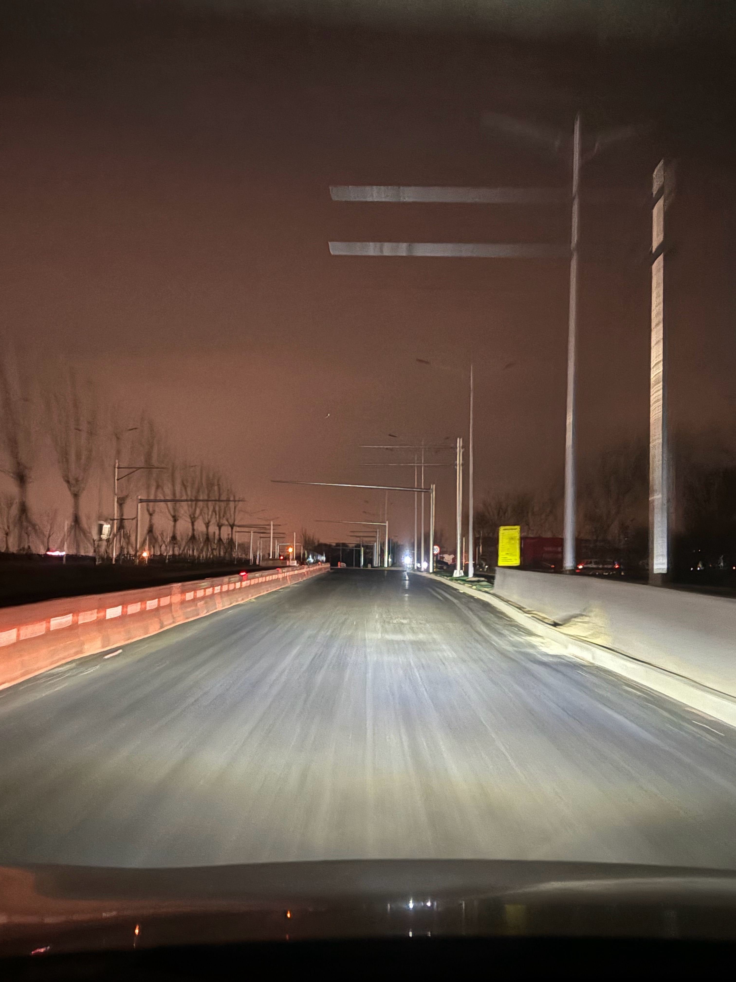 我路过一条新修的路。其实没有多长。差不多500多米的直线距离。留了很多的交通标识