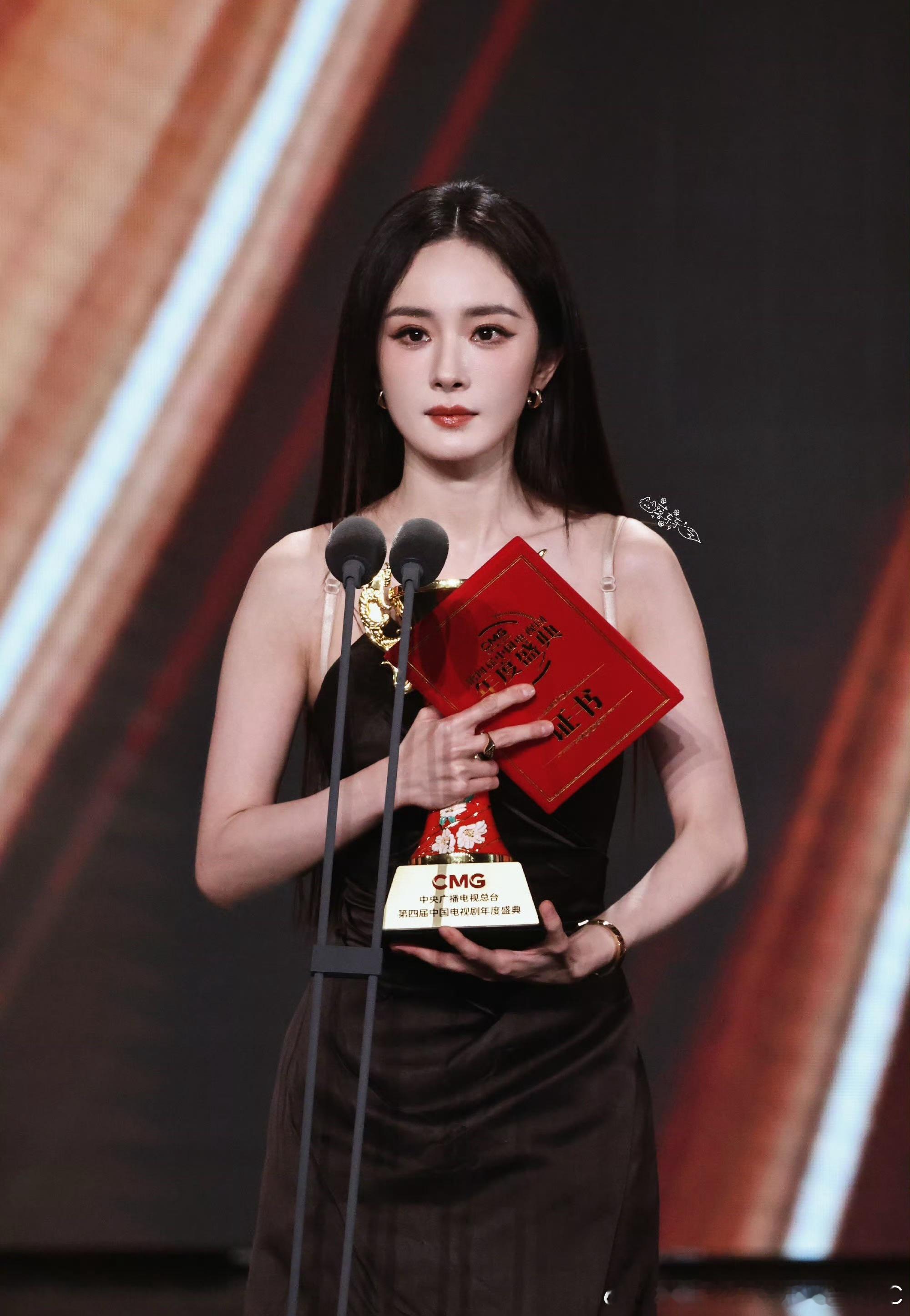 恭喜杨幂拿下两大视后总台视后宁绣绣 ！金鹰视后杨紫曦！接幂姐今年拿更多大奖总台视