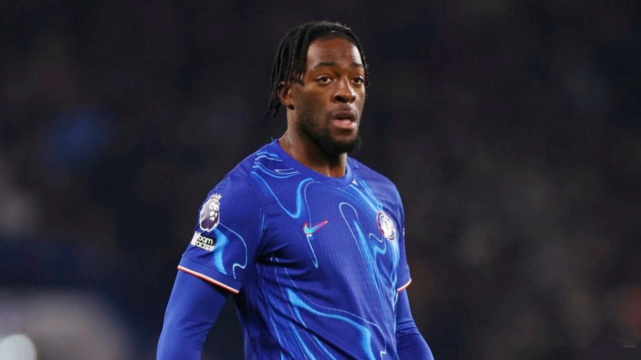 媒体消息，除了米兰，罗马也对切尔西后卫迪萨西感兴趣。
迪萨西的合同至2029年6