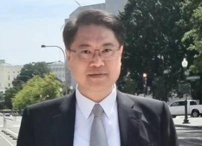 美国总统特朗普25日晚间在华盛顿希尔顿饭店出席白宫记者协会晚宴时，突然传出多声枪