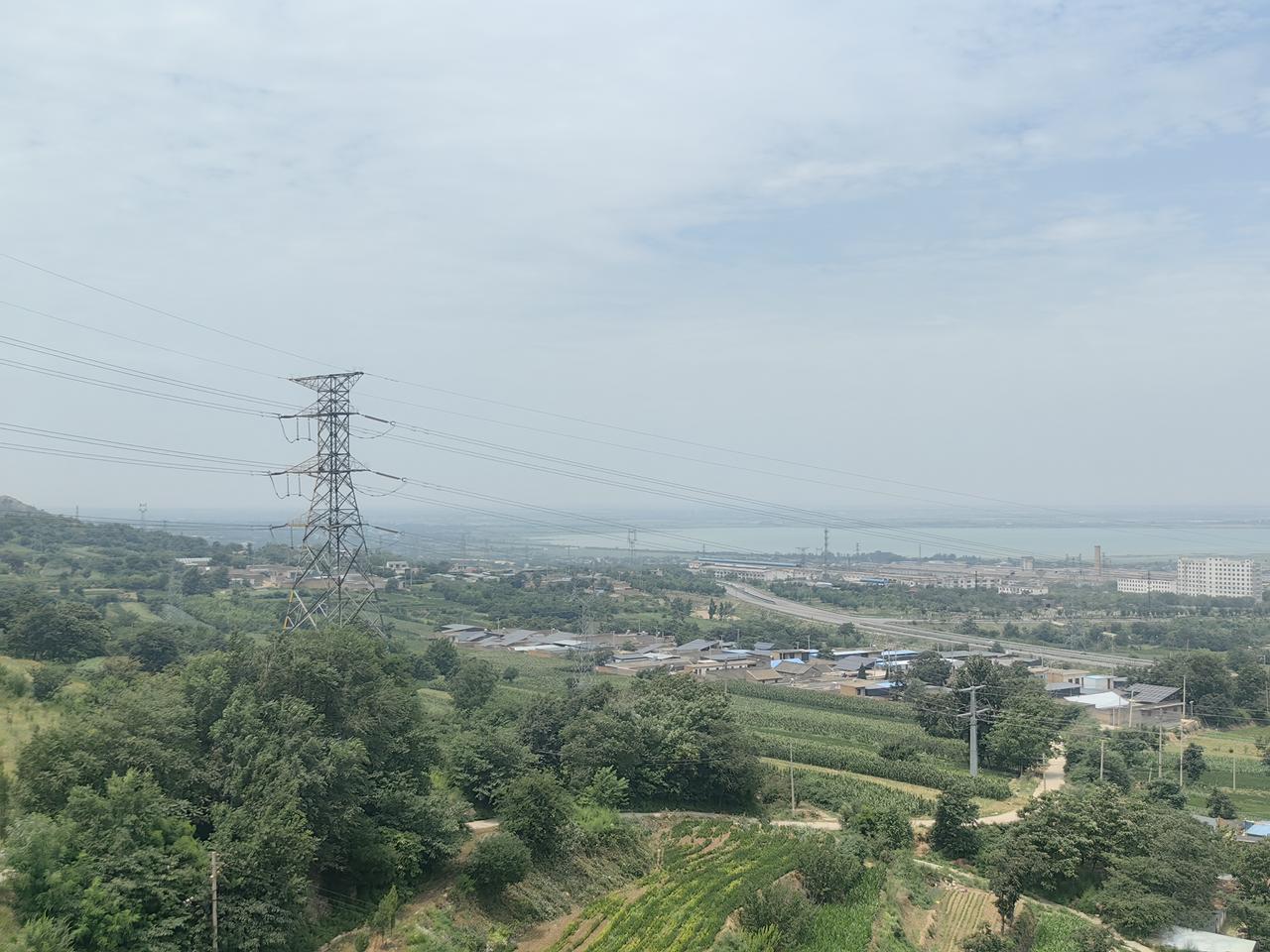 分享一下你随手拍下的照片中条山巅鸟瞰运城，中条山隧道入口处，2026年6月23号