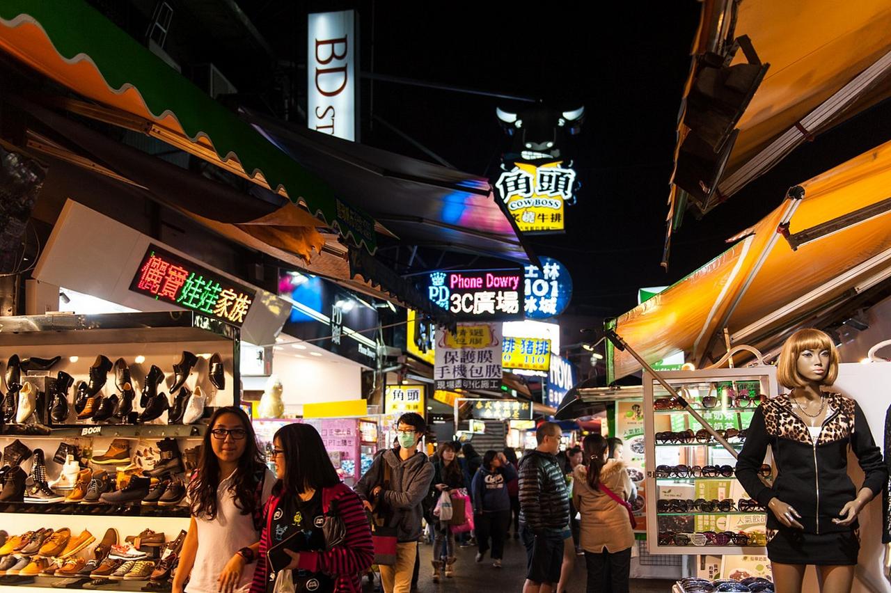 夫妻夜市当众做出不雅行为吓坏路人，最终双双被判拘留25天。

景区人潮涌动、孩童