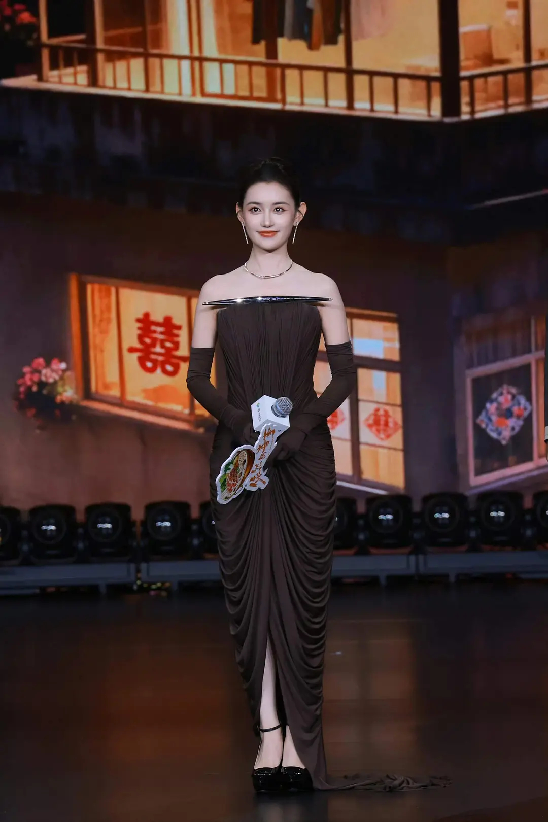 今天的卖菜大会，蒋依依的脸怎么成这样了……脸好像回春了，她终于想起来自己是00?