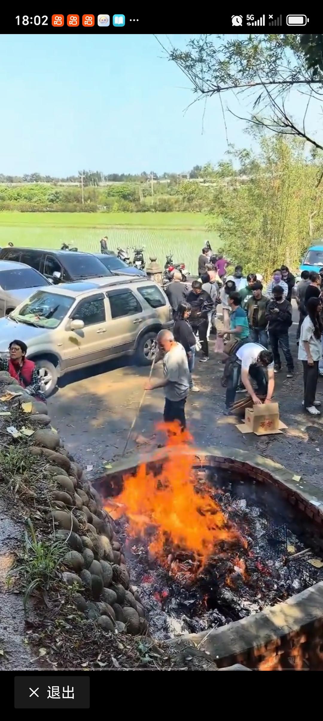 台湾清明祭扫习俗扫描 台湾清明祭扫习俗还挺有特色。在台湾，清明扫墓时，会先将祖坟