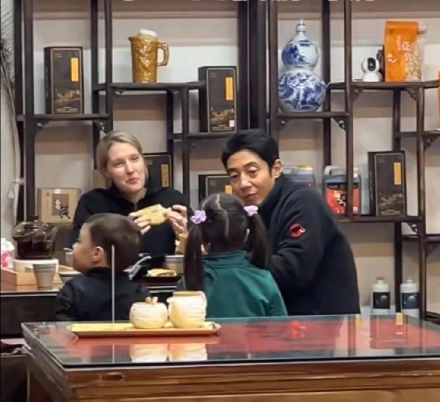 偶遇撒贝宁带老婆孩子在山西大同游玩，两个混血宝宝好活泼！不得不说，身为“央视一哥