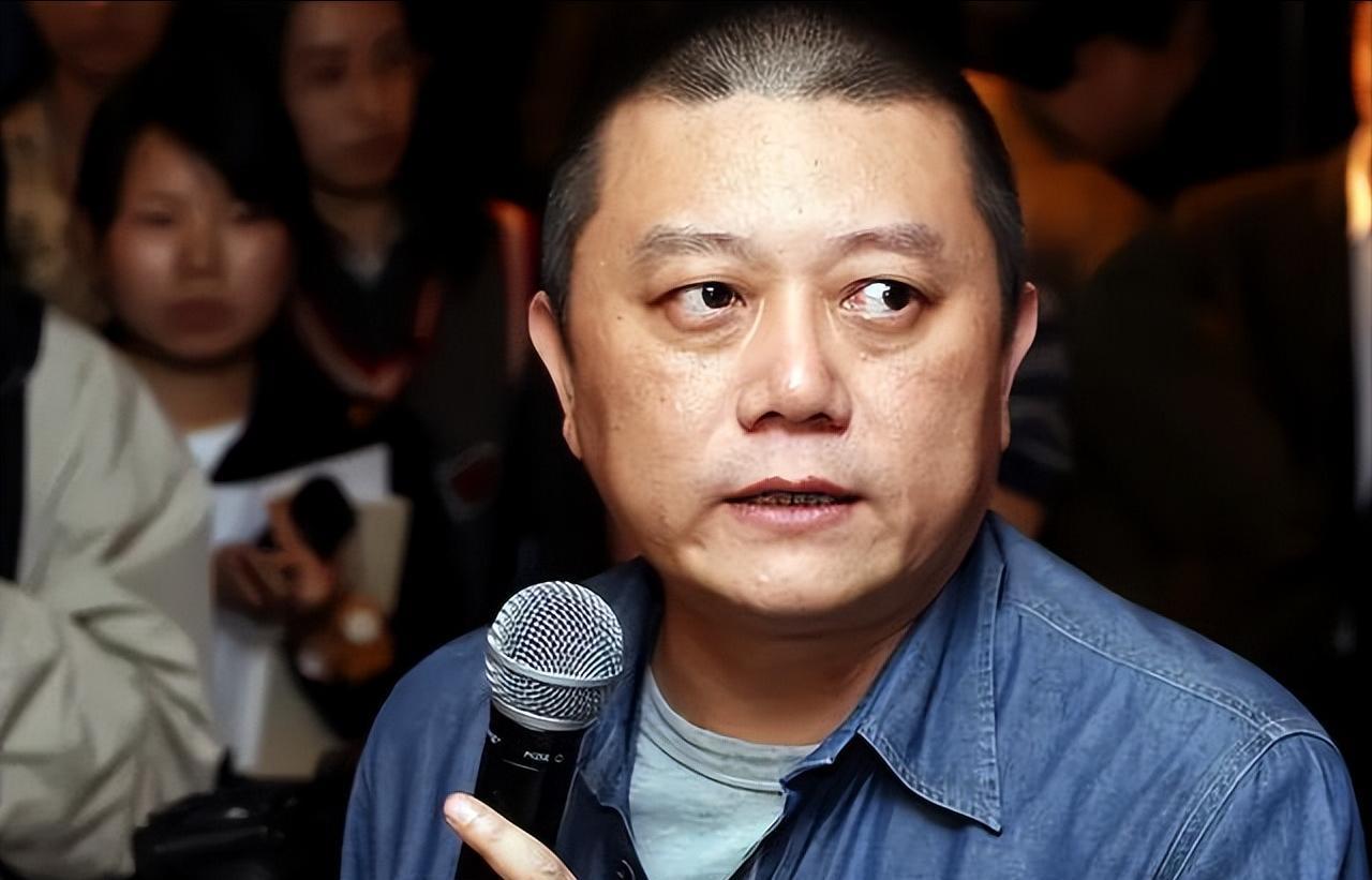 2003年，冯小刚筹拍《天下无贼》时，老是审核不通过，他向王朔求救，王朔瞄了一眼