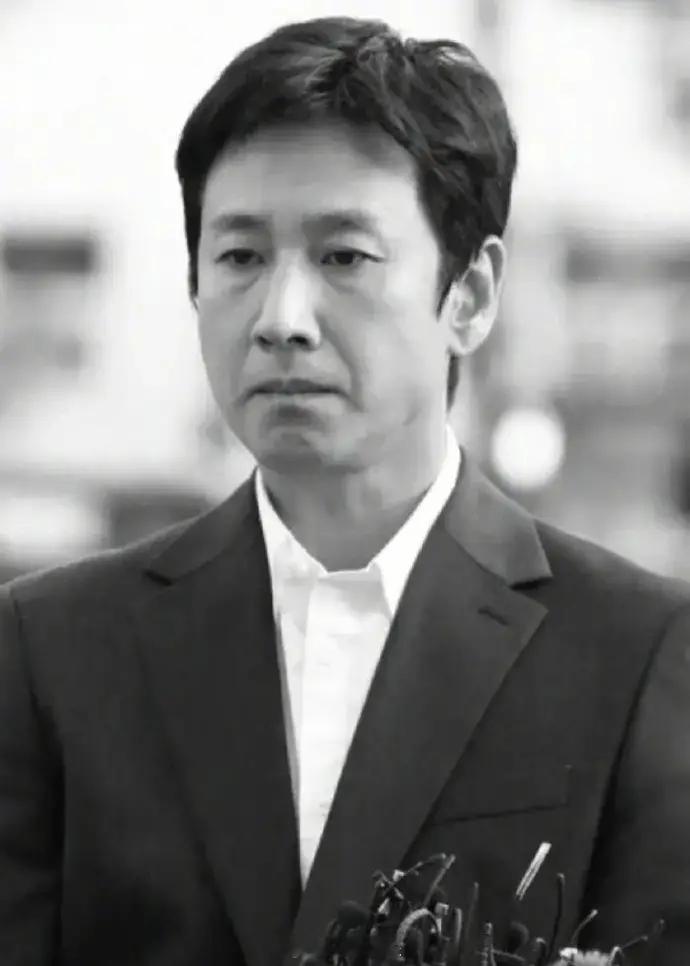 #李善均案泄密警察记者被抓# 据韩媒8日报道，因涉嫌在李善均案中违反泄漏公务秘密