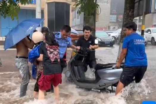 沈阳暴雨男子摔倒湍急积水中，路人纷纷涉水救人，打破人情冷漠的传言

都说现在人情