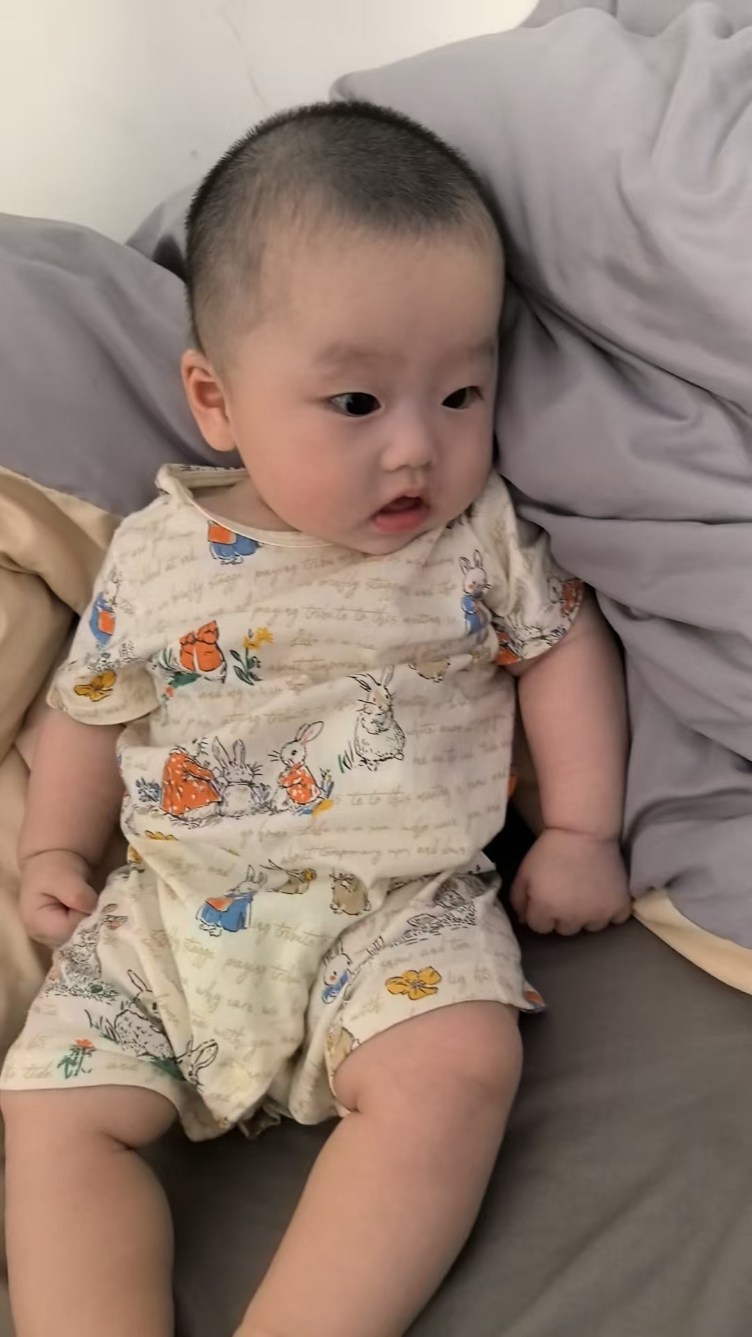 都说外甥像舅舅，我外甥女长得这么可爱应该有我这个舅舅一份功劳吧[揣手] ​​​