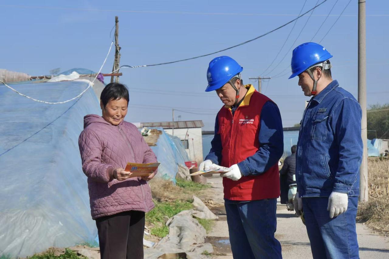 高陵供电“安全护航行动”：精准施策除隐患 走街入户送安心
为全面消除线路安全隐患