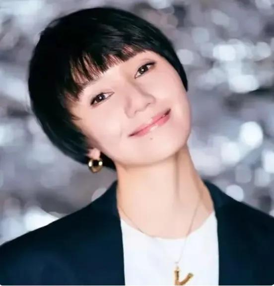好多人都说袁泉很美，一眼万年，气质非凡，演技好。
我就不喜欢袁泉，也不觉得有多美