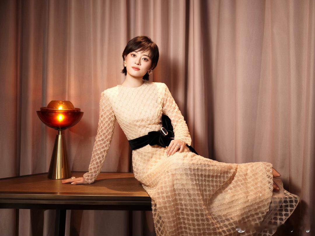 孙俪越素越美孙俪出席白玉兰晚宴太美了啊啊啊真的还是依旧的美丽，气质绝佳呀 