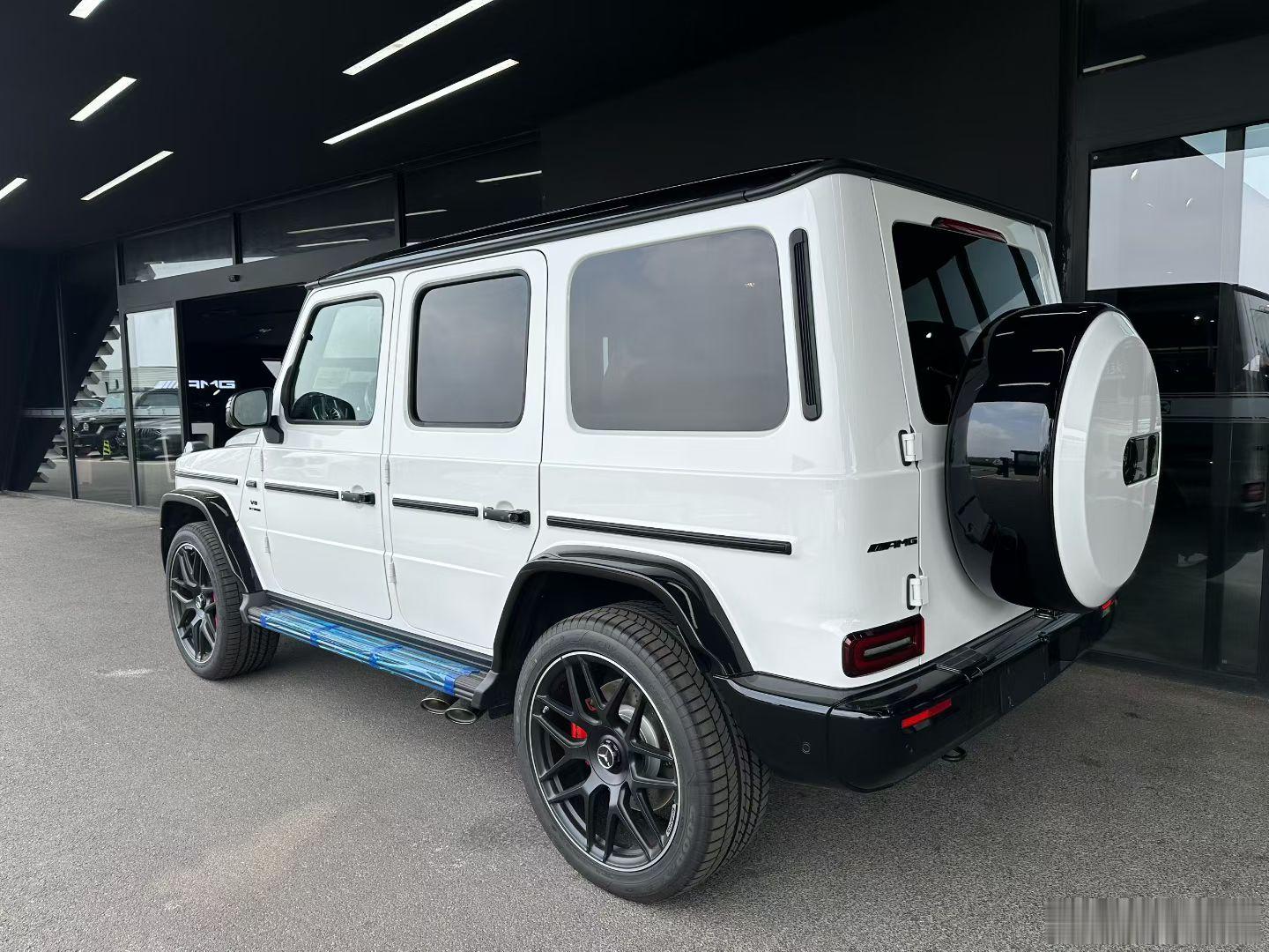 AMG G63 北极白色、917内饰➕F85曜岩黑色漆饰车顶➕L6H碳纤维高性能