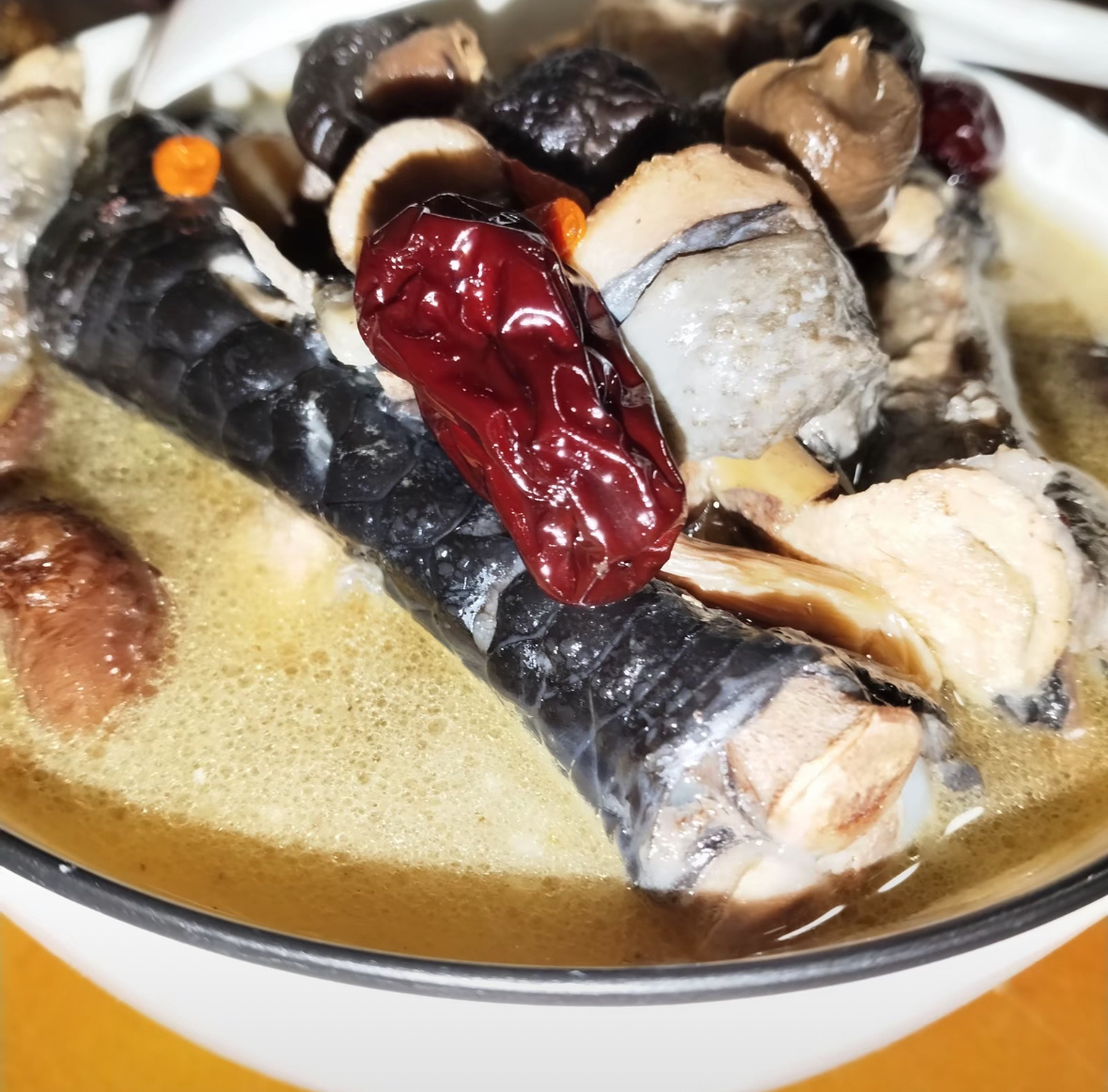 这肥西老母鸡汤完美的诠释了：高端的食材往往只需要最朴素的烹饪方式 ，鸡汤还是妈妈