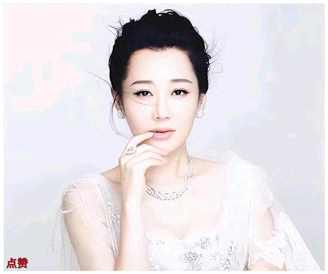 56岁的许晴因为身材上搜热了。

有网友直言，许晴这次活动照确实胖了，但皮肤状态