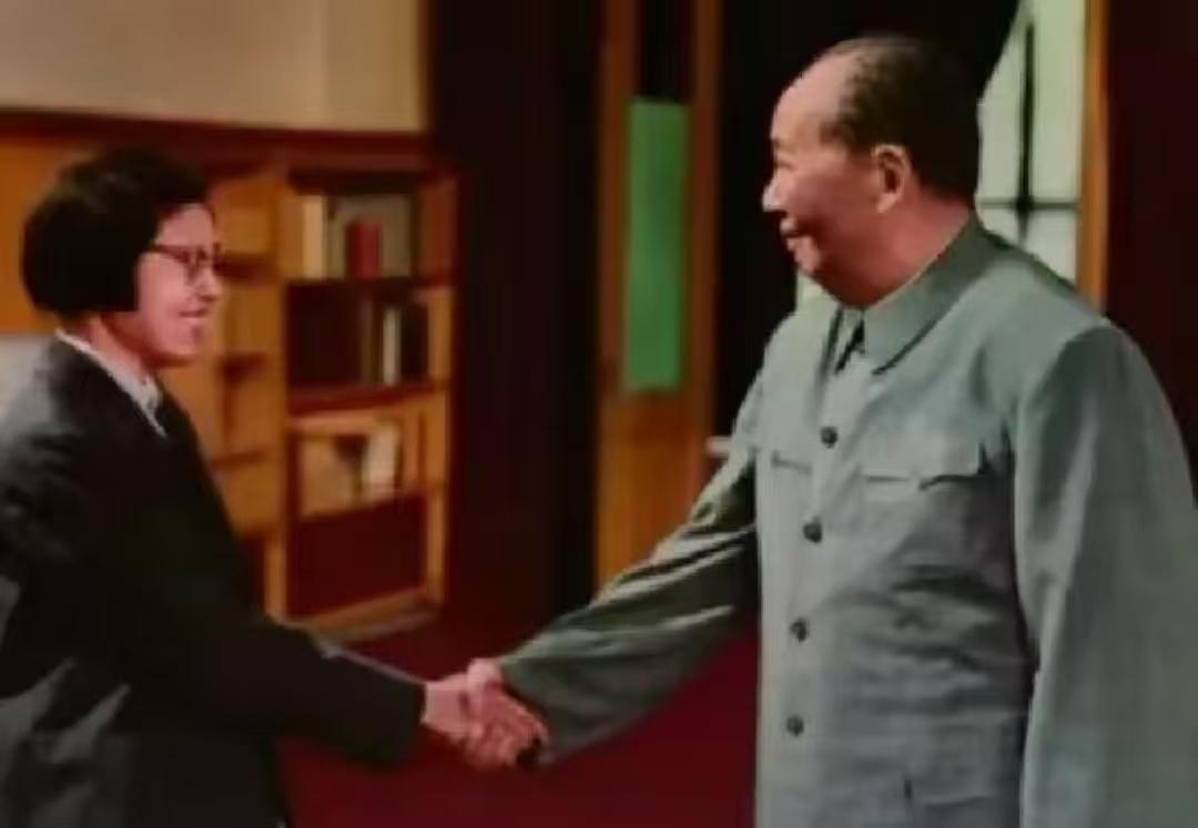 一张握手老照片！王海容回忆和毛主席相处的暖心往事。

上世纪70年代外交部副部长