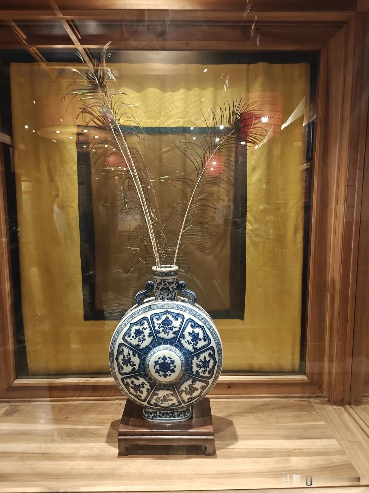 瓶内花影舞，玉香盈袖间!
一家很有特色的吃的餐馆，环境舒适温馨，布置的古朴典雅，