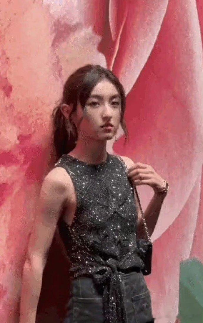 张子枫成功从98斤减到78斤，瘦人先瘦胸果然说的没错，这下更平了 ​​​